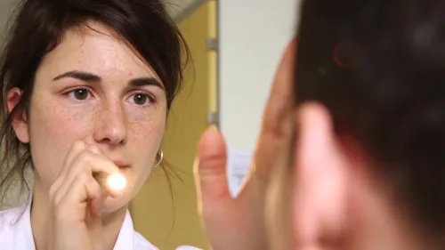 Behandelnde Ärztin mit Patient